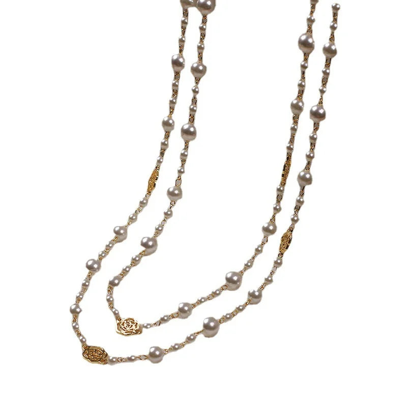 Collier long vintage en perles de camélia